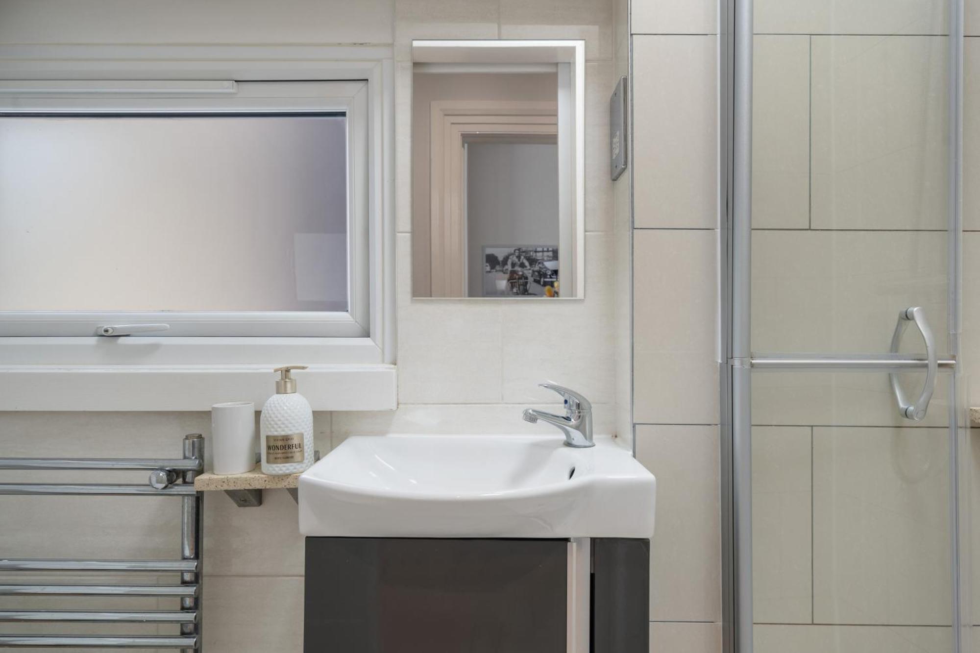 Modern Studio Apartment Londen Buitenkant foto